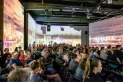 Návštěvníci v přednáškovém sálu s 360ti stupňovou projekcí