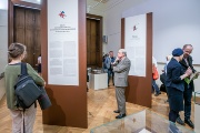 Návštěvníci studují panely výstavy