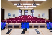 Prázdný konferenční sál zámku Liblice