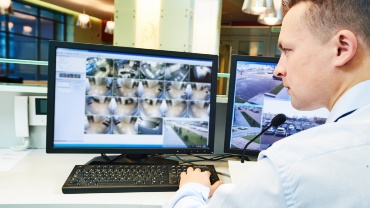 Pracovík ostrahy před monitorem